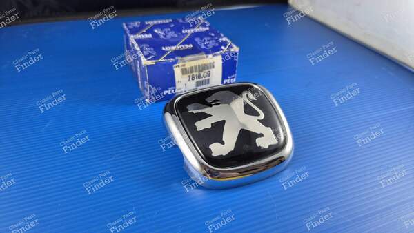 Rear Hatch Emblem - Phase 2 - PEUGEOT 806 - 7810C9- 1