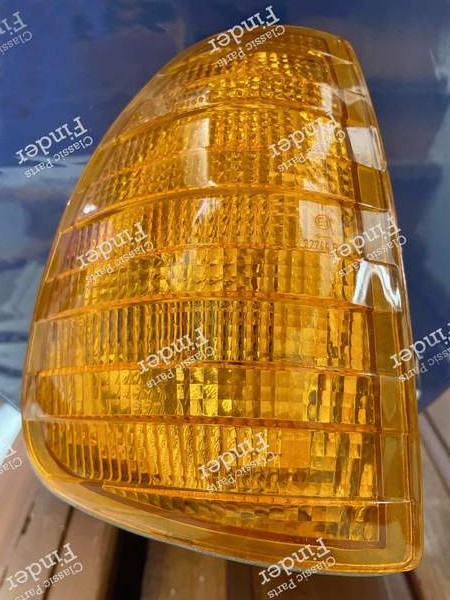 Clignotant avant droit - MERCEDES BENZ W123 - Equiv. A0008200221- 0