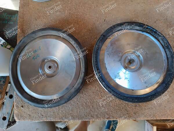 Paire d'enjoliveurs cache-moyeux - PEUGEOT 404 - 1
