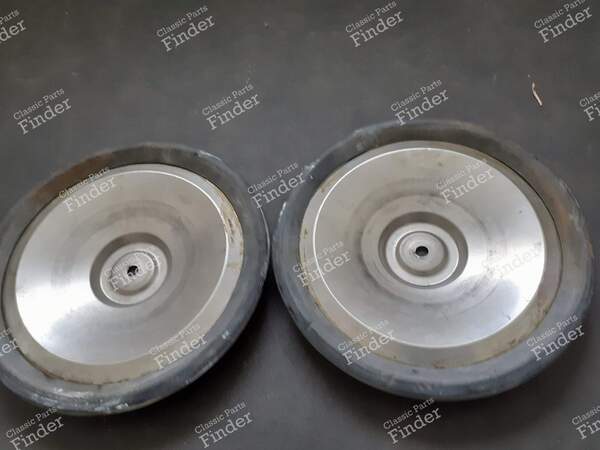 2 enjoliveurs en inox - PEUGEOT 204 - 3