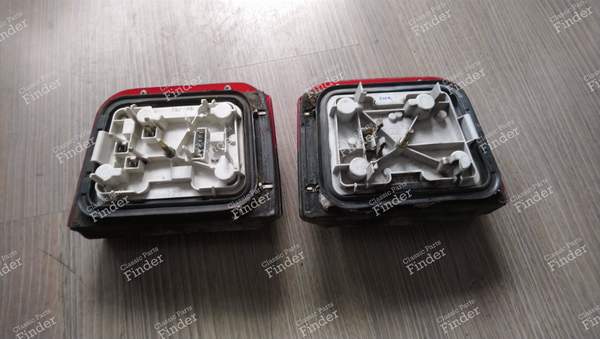 Lot de deux feux arrières - PEUGEOT 205 - 2208 G / 25.21- 1