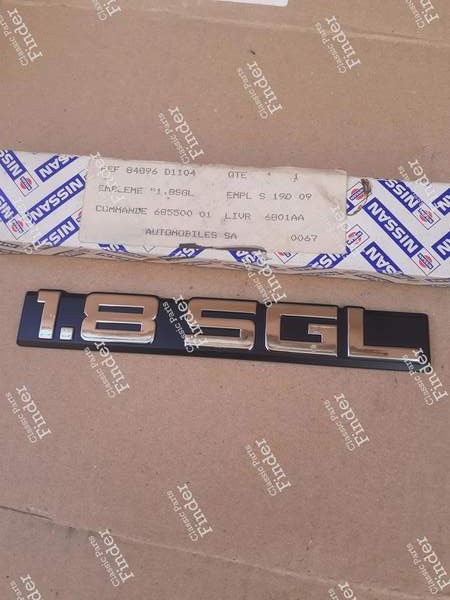 Emblème de hayon arrière - NISSAN Stanza / Violet (T11) - 84896D1104- 0
