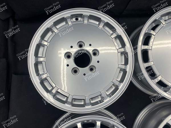 Jantes en alliage originales Mercedes W201 'Gullideckel' 6Jx15 ET49 - MERCEDES BENZ 190 (W201) - 20140012502- 5