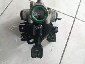 Kugelhalter, der sich im rechten vorderen Radkasten befindet - CITROËN C6