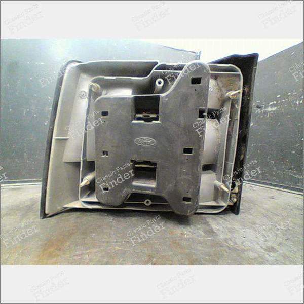 FEU ARRIERE DROIT - FORD Scorpio / Granada - 85GG13A602AA / 72155- 1