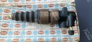 Clutch slave cylinder - AUDI 100 / 200 / 5000 (C2) - 857721261 / 431721261 / 443721261- thumb-2