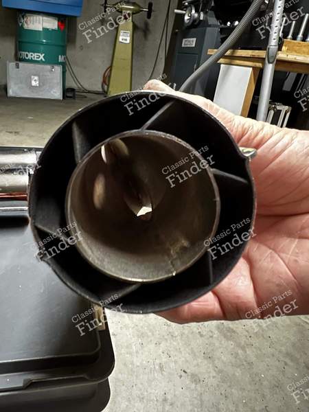 Sortie d'échappement de la Ferrari 250 Lusso - FERRARI 250 GT Lusso - 4