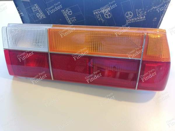 Feu arrière droit pour 305 phase 2 - PEUGEOT 305 - OEM: 6351.62 / 1120801- 7