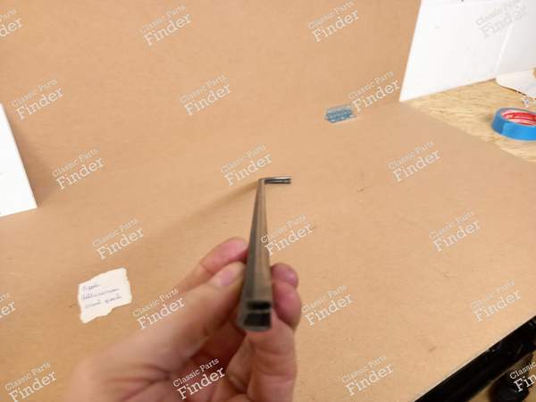 Lèche vitre extérieur avant gauche - Phase 1 - 5 portes - VOLKSWAGEN (VW) Golf II / Jetta - 191853283- 8