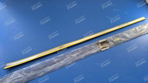 Baguette de protection d'aile arrière droite - version break - PEUGEOT 305 - 8564.53- 3