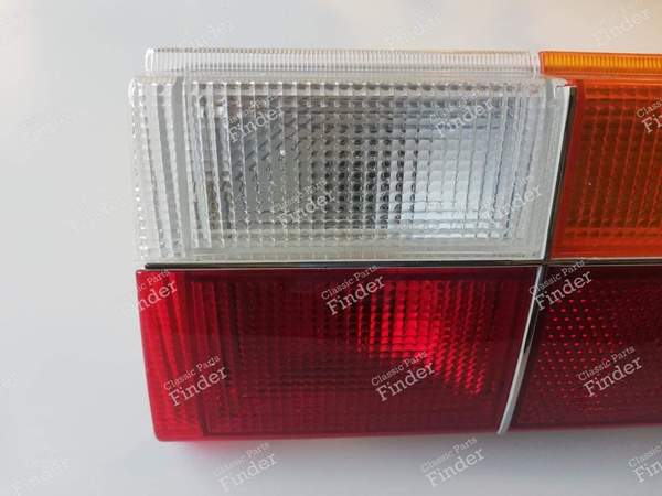 Feu arrière droit pour 305 phase 2 - PEUGEOT 305 - OEM: 6351.62 / 1120801- 1