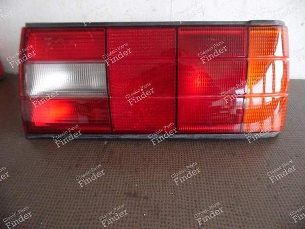 RECHTE RÜCKLICHTABDECKUNG - BMW 3 (E30) - 130858- 1