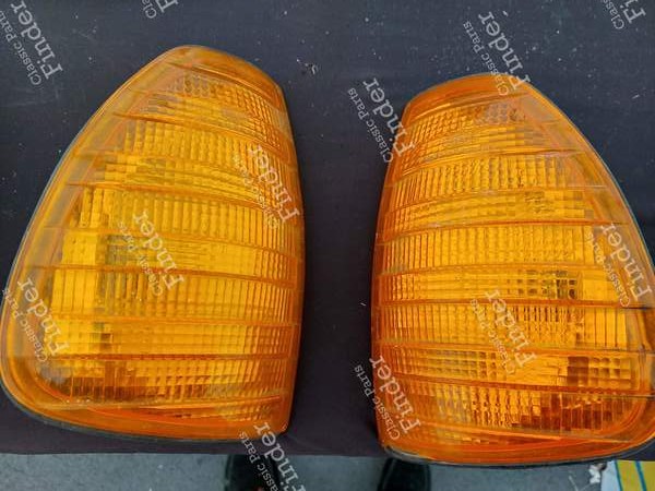 Feux clignotants avant - MERCEDES BENZ W123 - A0008200221 (R) / A0008200421 (L)