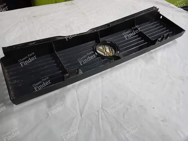 Grille with red piping - VOLKSWAGEN (VW) Scirocco - 533853653 / 653 A- 2