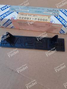 Emblem des Kühlergrills - NISSAN Bluebird / Stanza (T12/T72) - 62891D4000- thumb-1