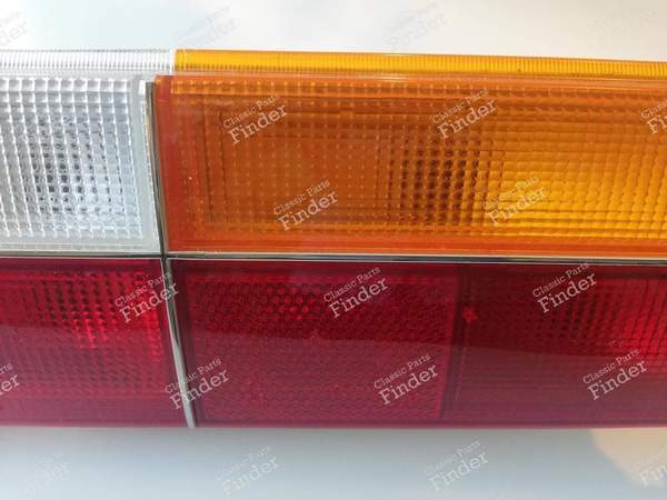 Feu arrière droit pour 305 phase 2 - PEUGEOT 305 - OEM: 6351.62 / 1120801- 2