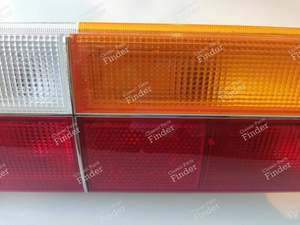 Feu arrière droit pour 305 phase 2 - PEUGEOT 305 - OEM: 6351.62 / 1120801- thumb-2