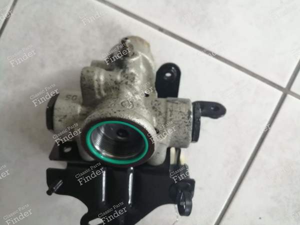 Kugelhalter, der sich im rechten vorderen Radkasten befindet - CITROËN C6 - 4