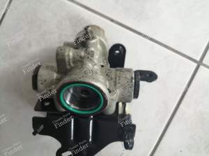 Kugelhalter, der sich im rechten vorderen Radkasten befindet - CITROËN C6 - thumb-4