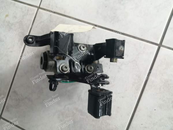 Kugelhalter, der sich im rechten vorderen Radkasten befindet - CITROËN C6 - 3