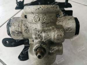 Kugelhalter, der sich im rechten vorderen Radkasten befindet - CITROËN C6 - thumb-1