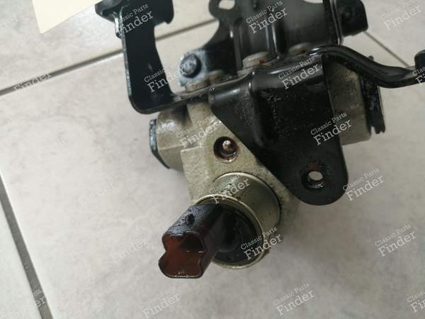 Kugelhalter, der sich im rechten vorderen Radkasten befindet - CITROËN C6 - 2