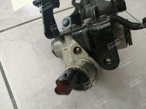 Kugelhalter, der sich im rechten vorderen Radkasten befindet - CITROËN C6 - thumb-2