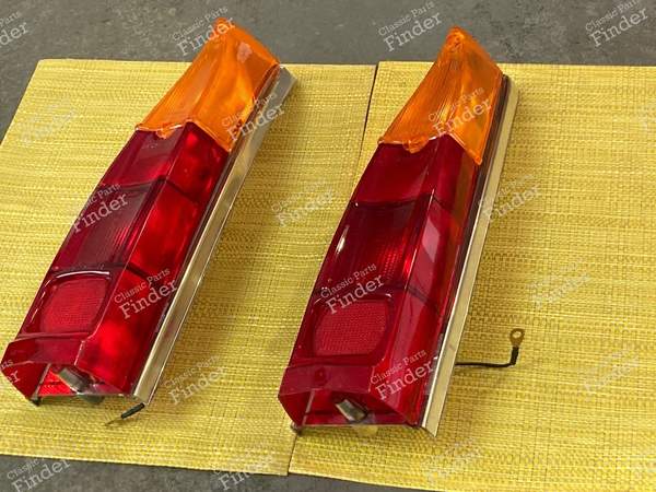 2 Complete rear lights - station wagon version - PEUGEOT 404 - 615- 0