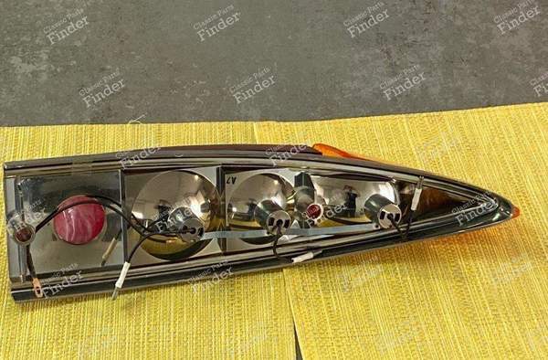 1 Complete rear light Peugeot 404 Estate - PEUGEOT 404 - 615- 2