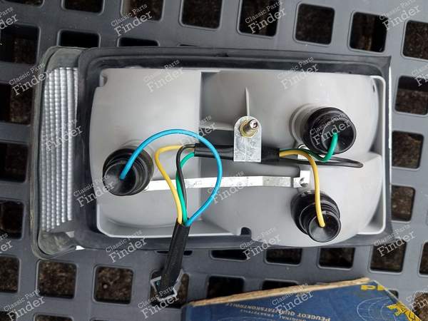 Feu arrière droit - PEUGEOT 104 / 104 Z - 1211270 / 6343.90- 2