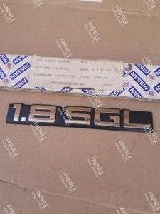 Emblème de hayon arrière pour NISSAN Stanza / Violet (T11)