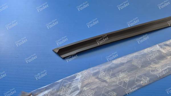 Baguette de protection d'aile arrière droite - version break - PEUGEOT 305 - 8564.53- 1