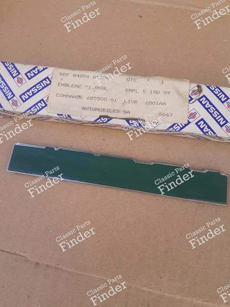 Emblème de hayon arrière - NISSAN Stanza / Violet (T11) - 84896D1104- 1