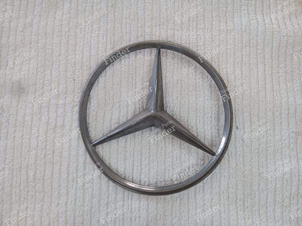 Emblème pour le couvercle du coffre - MERCEDES BENZ /8 (W114 / W115) - A1157580058