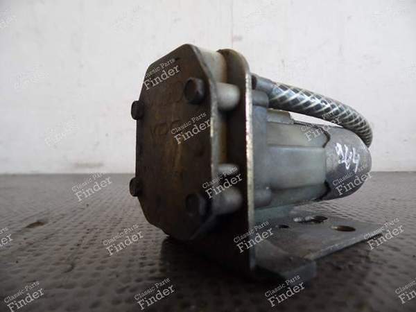 WINDSHIELD WASHER PUMP 823955651 PORSCHE 944 & 924 - PORSCHE 924 - 823 955 651- 8