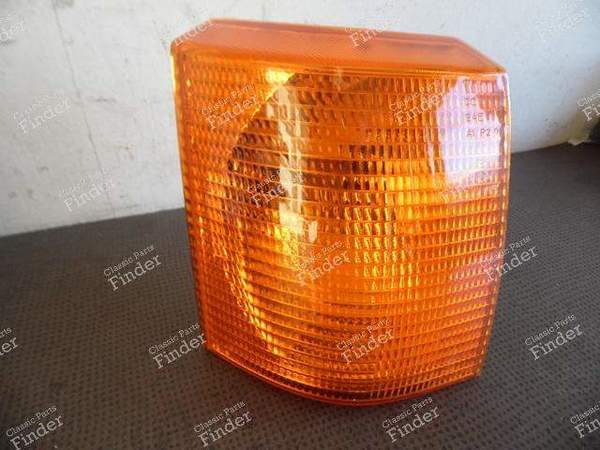 RIGHT FRONT TURN SIGNAL - LAND ROVER Range Rover - Valeo 88203208 Range Rover AMR2690- 0