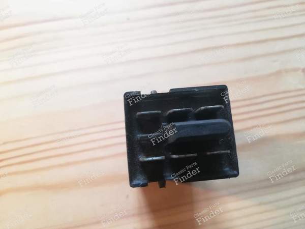 Original BMW Benzinpumpenrelais - BMW 3 (E30) - OEM BMW: 1286727 - Ref. Siemens: Siemens 5WK2221- 4