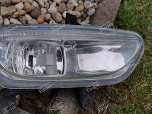 Front right fog light (older shape of front bumper) - PEUGEOT 406 Coupé - 67720881- thumb-4
