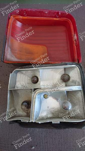 Lot de deux feux arrières - PEUGEOT 205 - 2208 G / 25.21- 3