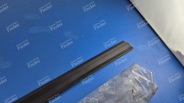 Baguette de protection d'aile arrière droite - version break - PEUGEOT 305 - 8564.53- 2